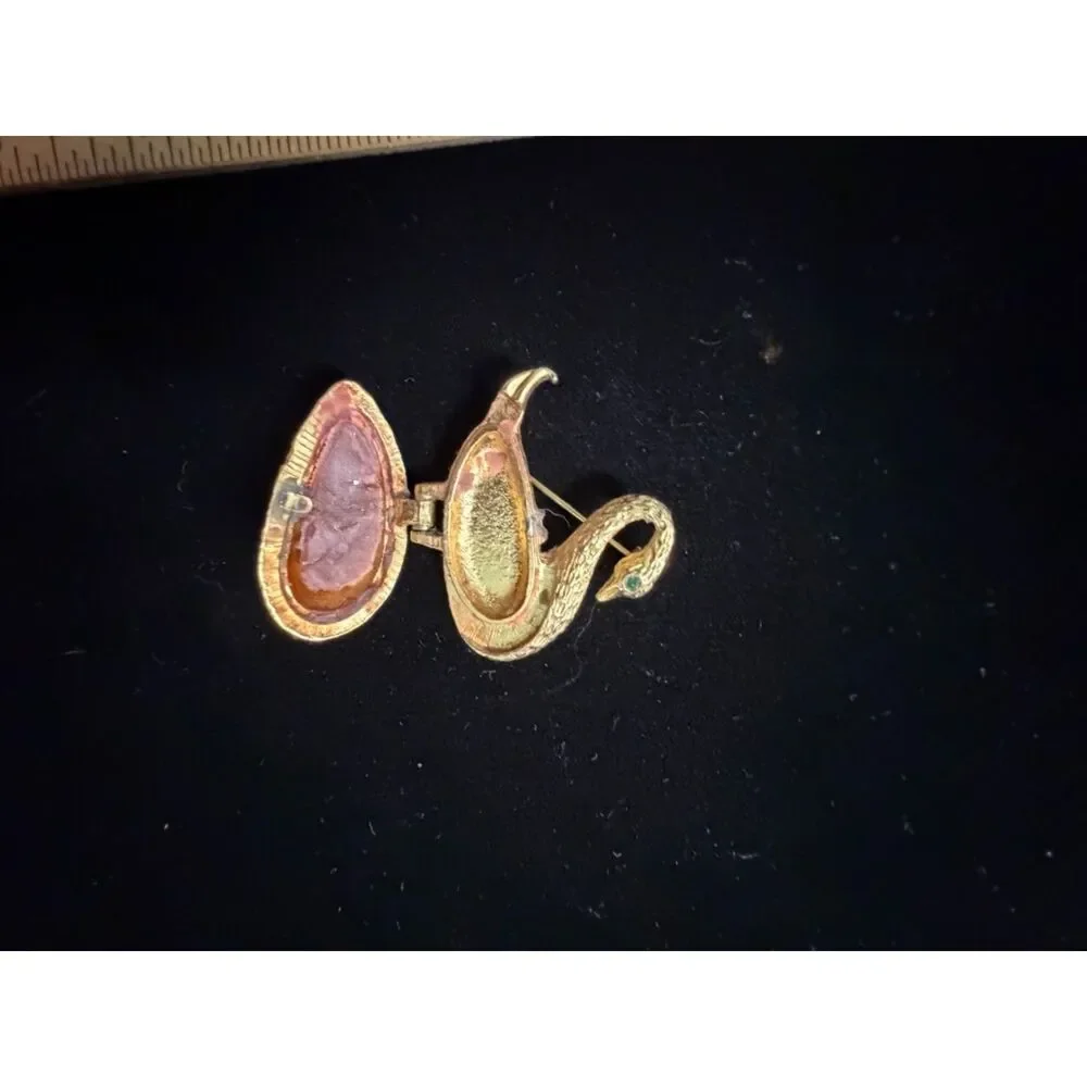 vtg.  Gold toned Swan Brooch/locket with Green Rhinestone eyes and opens up to